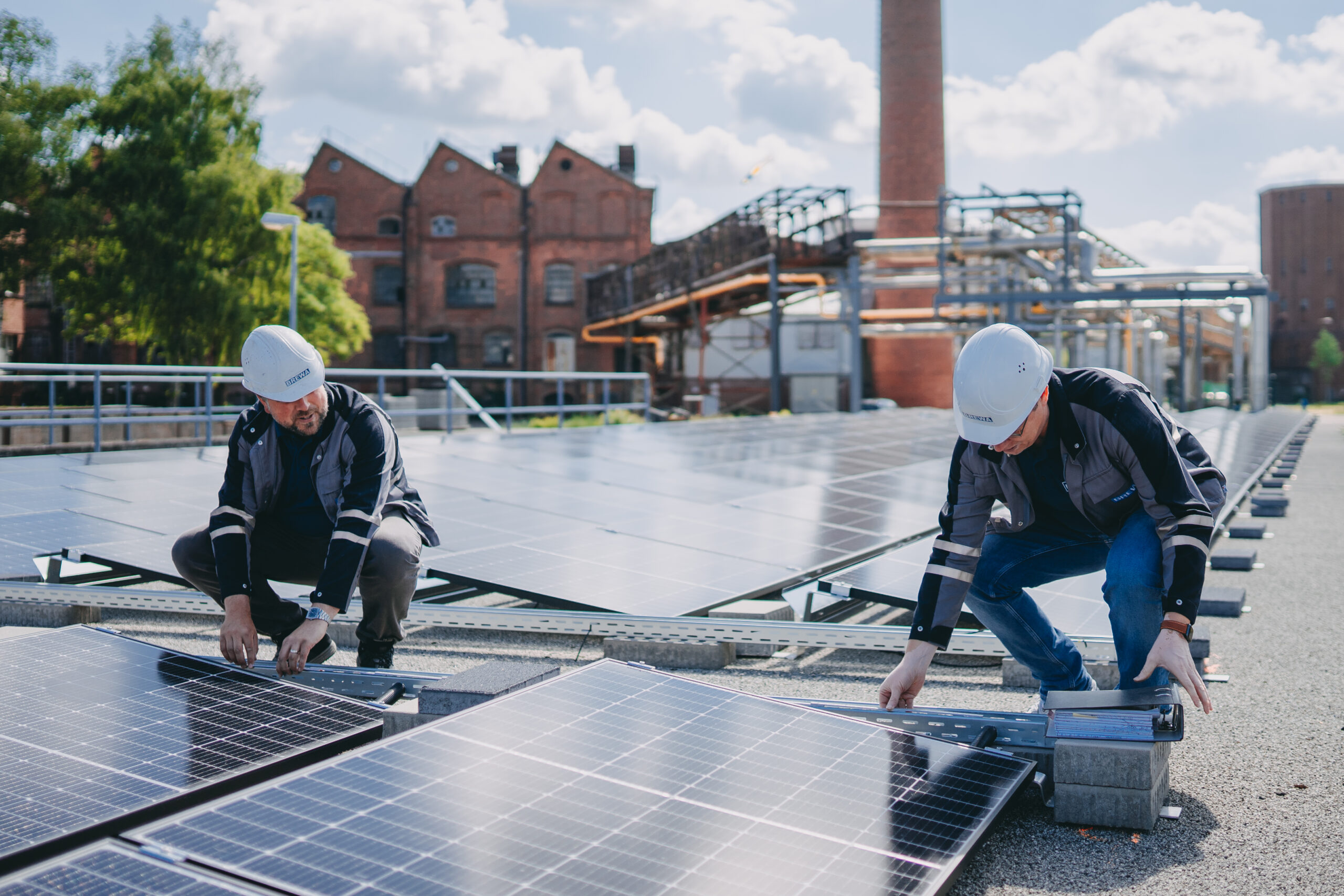 <p>Installation einer 100 kW Anlage in Bremen. Flachdachmontage auf einer vorher ungenutzen Fläche. Potentiale für PV erkennen und nutzen mit BrePlan.</p>
