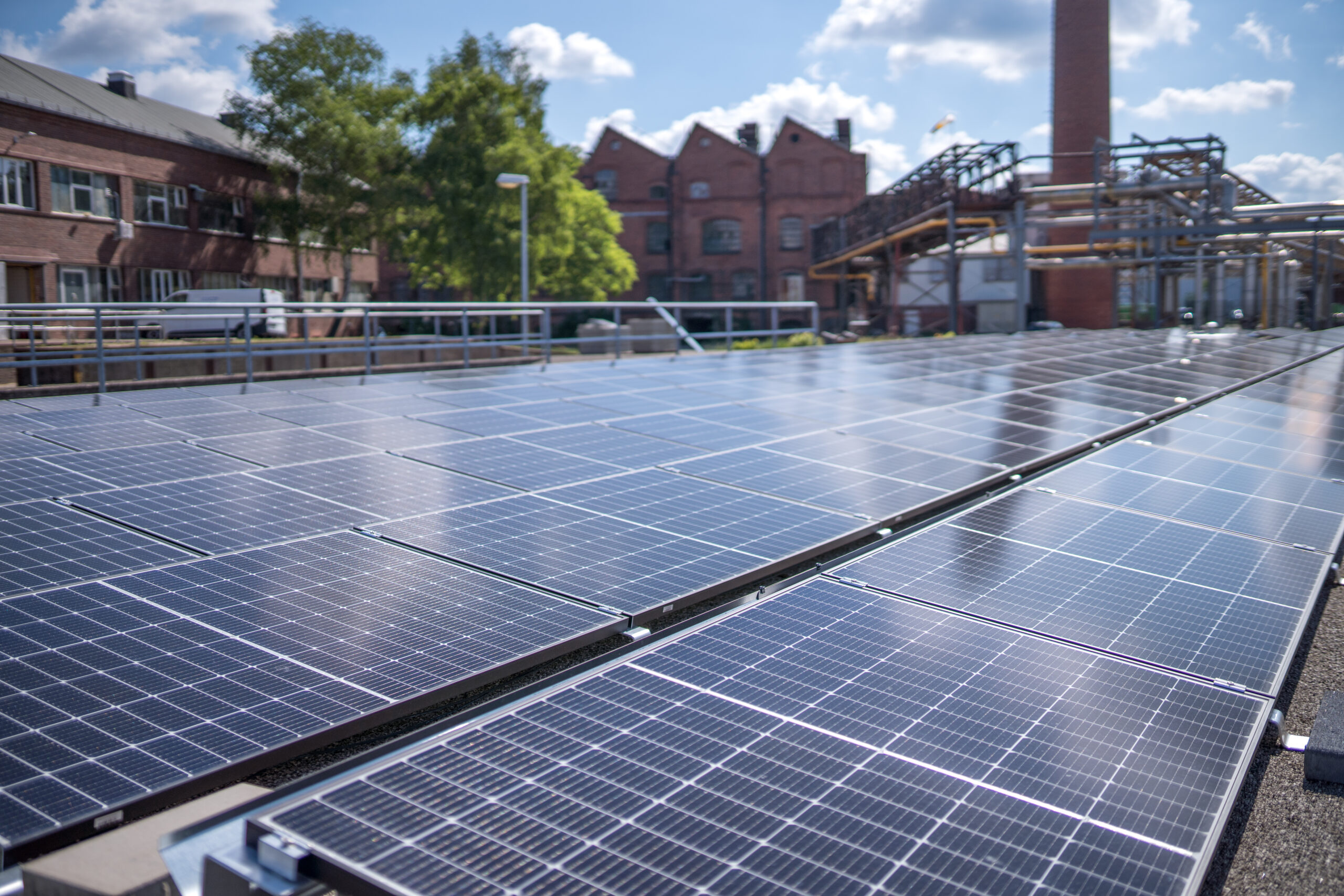 <p>Planung und Auslegung von Photovoltaikanlagen für Gewerbebetriebe. Dachanlagen und Bodenmontag. Aufbau erfolgt durch unseren Partnerbetrieb</p>
